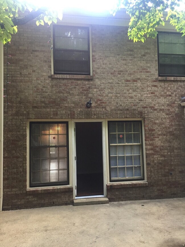Building Photo - S815