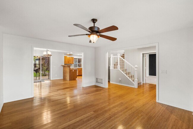 Building Photo - Spacious 3-Bedroom Home in Sought-After Valley West