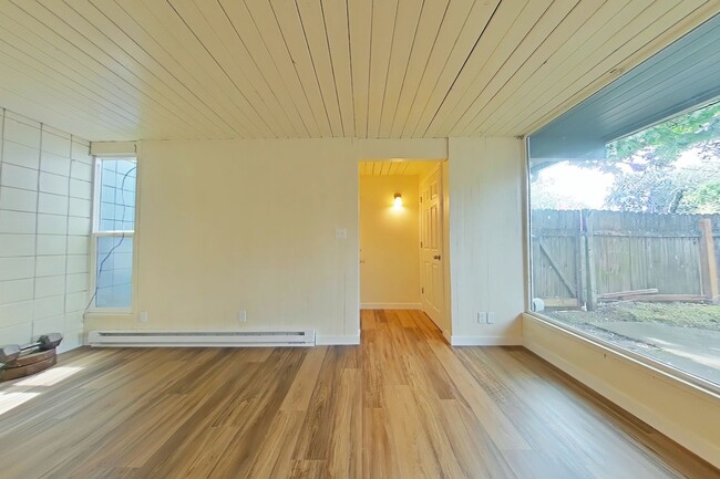 Building Photo - 1 Bedroom Duplex ~ Close to 9th St ~ Small...