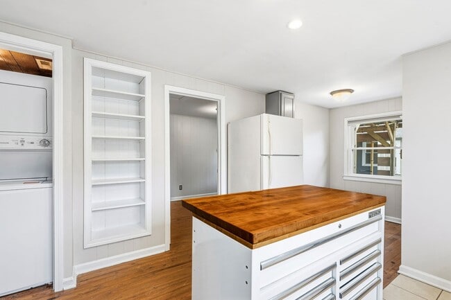 Building Photo - 2be/1ba House in the Heart Of Carrboro with Gym & Sauna