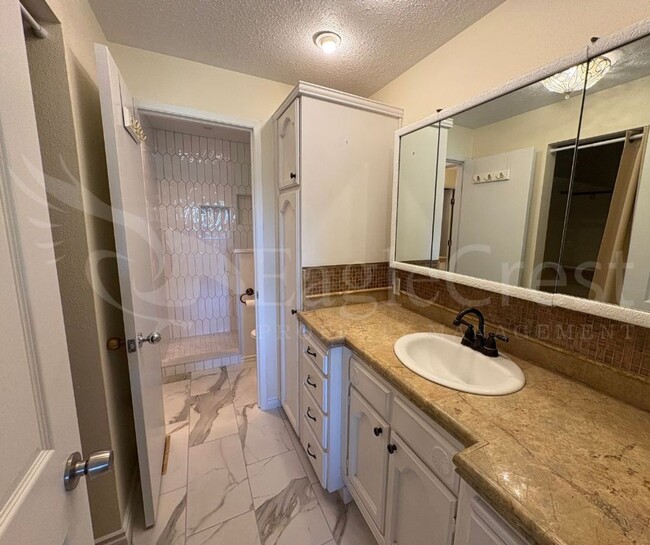 Building Photo - Three Bedroom Townhome Near Country Club G...