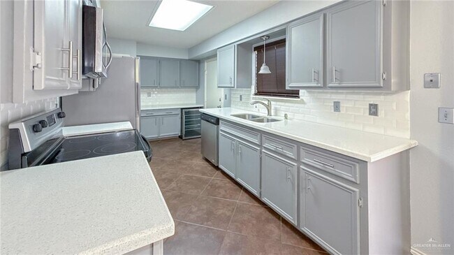 Building Photo - 16 Evergreen Ave