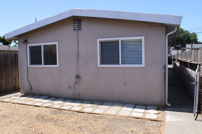 Building Photo - Three Bedroom, One Bathroom House in San Pablo with Laundry Room