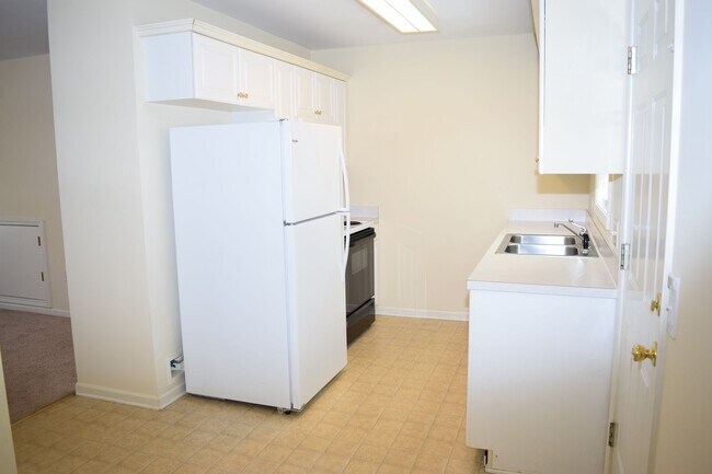 Building Photo - $1,150 | 2BR/1.5BA End Unit Townhouse – Sp...