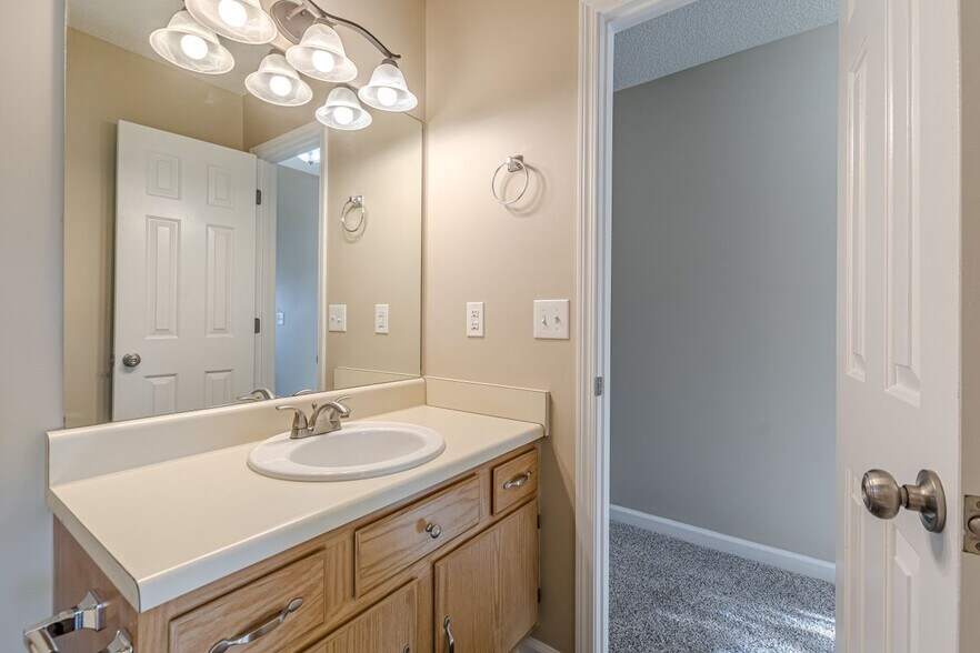 Building Photo - 9018 Stoneleigh Trce