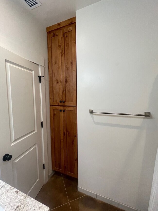 Building Photo - 126 W 20th St