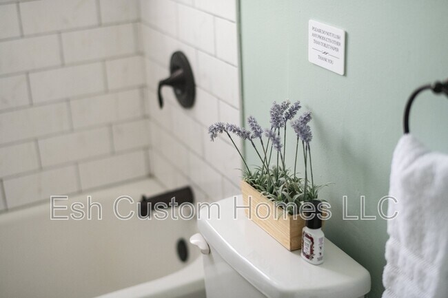 Building Photo - 419 W Orange St