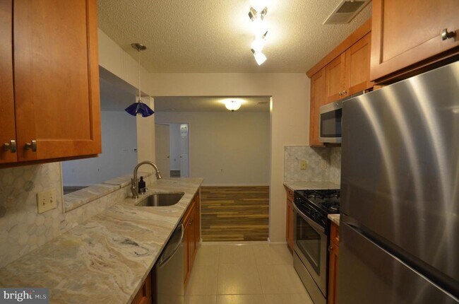 Building Photo - 10009 Vanderbilt Cir