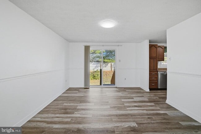 Building Photo - 26 Dover Ln