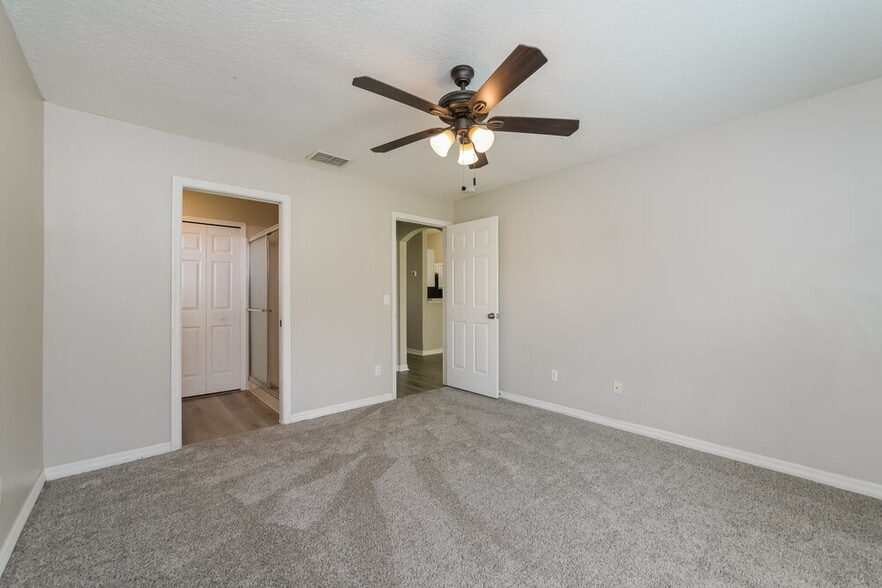 Building Photo - 1323 Hillview Dr