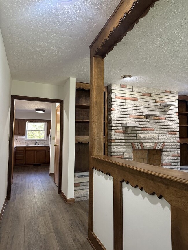 Building Photo - Welcome to this charming 3-bedroom, 2-bath...