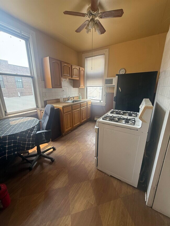Building Photo - 417 42nd St