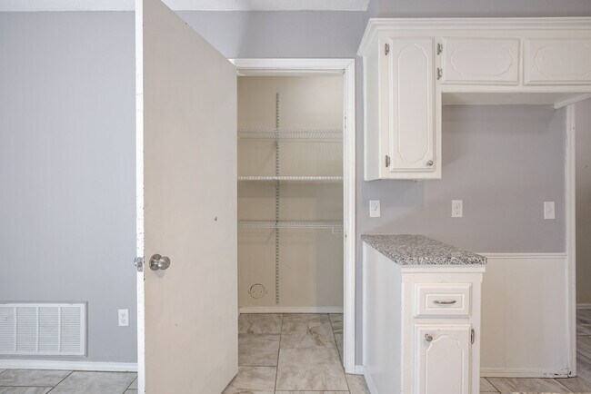Building Photo - 916 S Patterson Dr