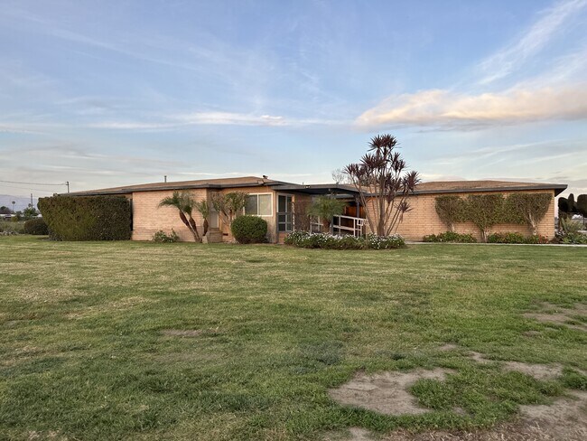 Building Photo - 13051 Baker Ave