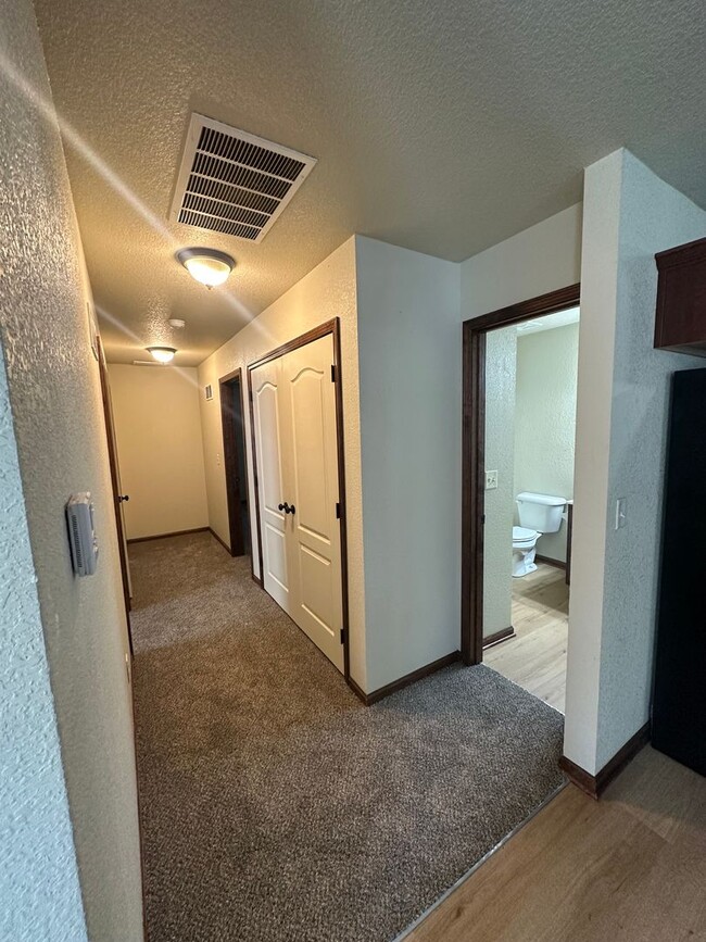 Building Photo - 3 Bed Single Level Duplex in Lee’s Summit