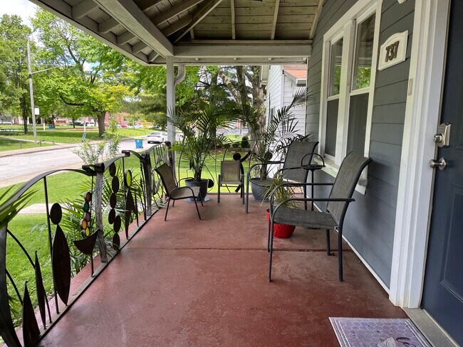 Building Photo - Charming 2-Bed, 2-Bath Main-Floor Home in Indianapolis