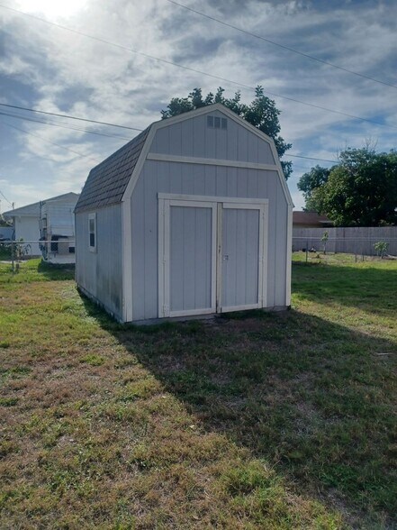 Building Photo - SECTION 8!! 3/2 With Fenced Yard!!!