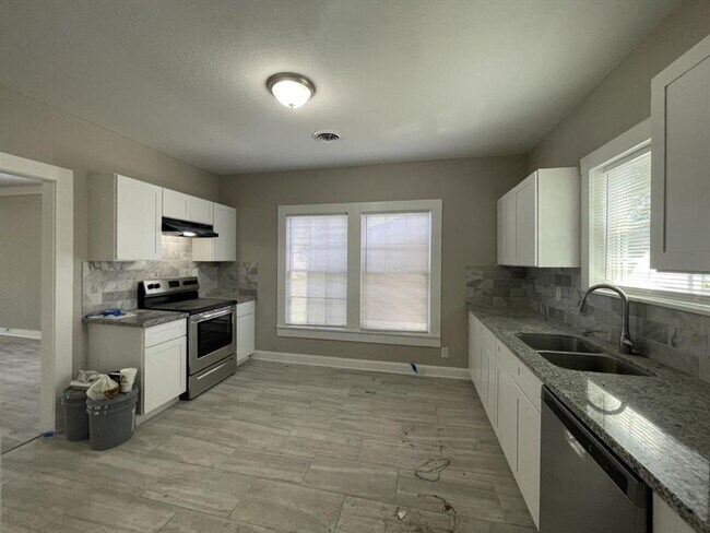 Building Photo - 3 bed, 1 bath with lots of updates! New fl...