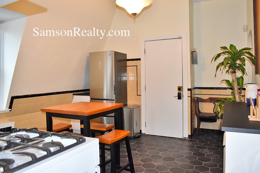 Building Photo - 368 Thayer St