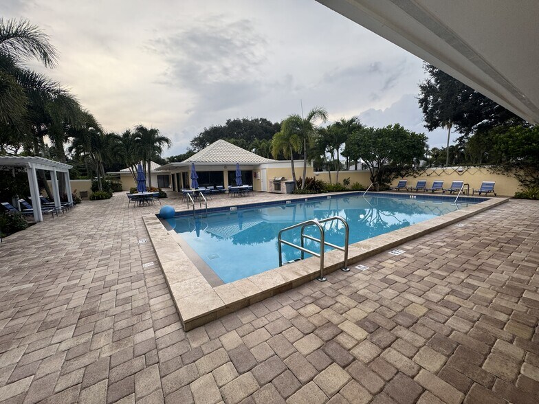 Building Photo - 14 Turtle Creek Dr