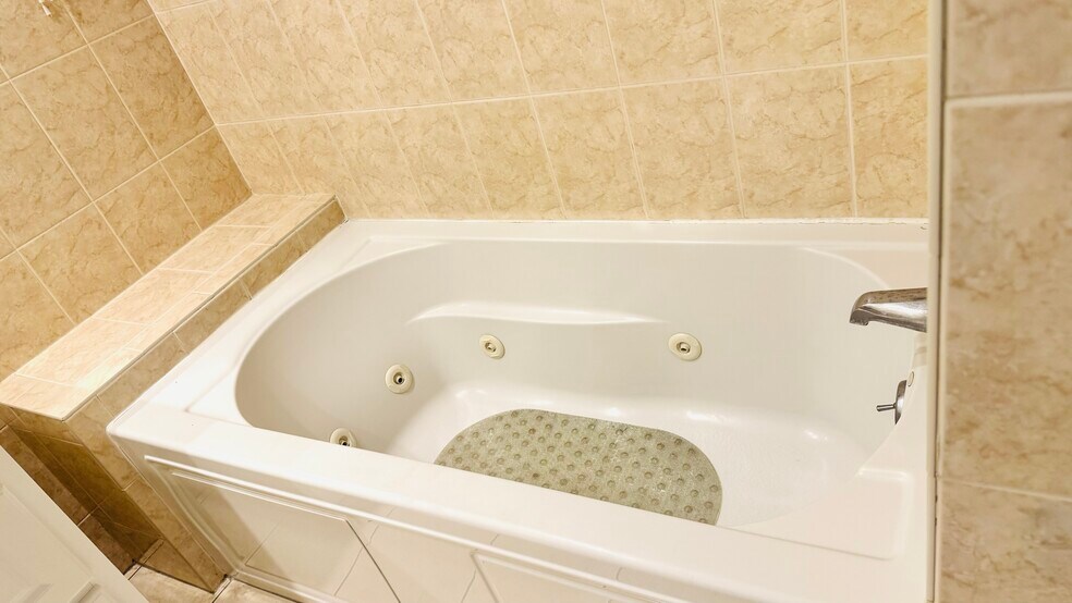 Bathroom 1 - 7 Oak St