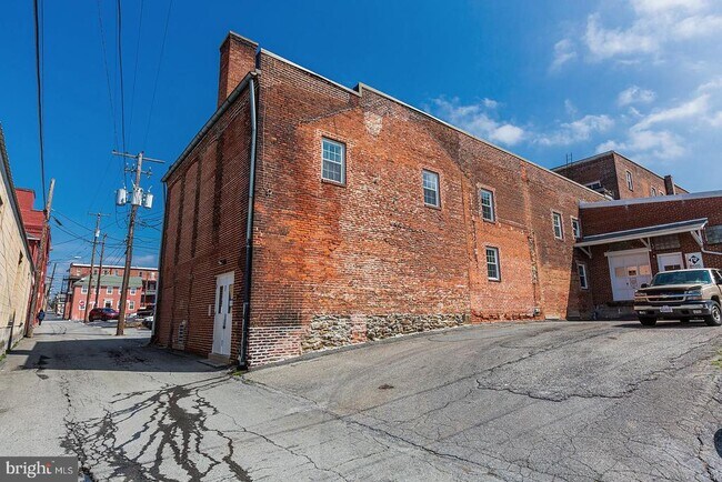 Building Photo - 235 Locust St