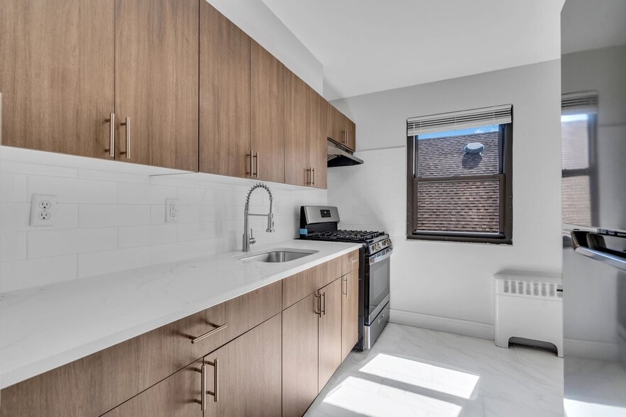 Building Photo - Palisades Manor Apartments – Modern Living in the Heart of Palisades Park