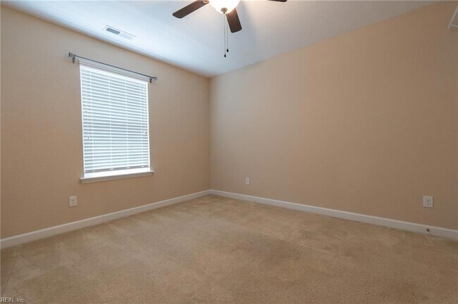 Building Photo - 302 Milton Ct