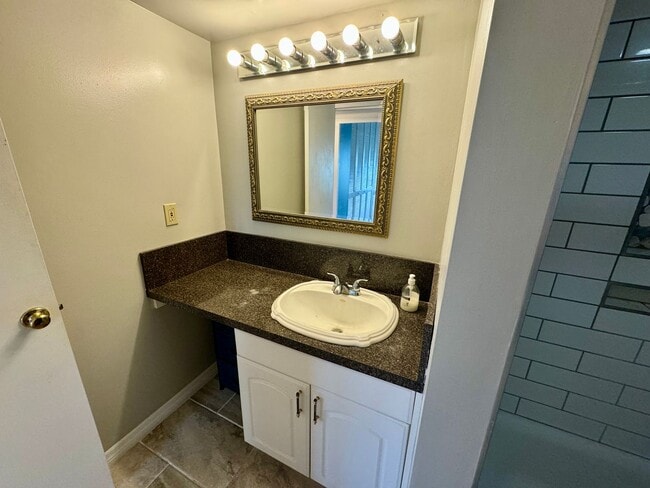 Building Photo - FURNISHED 1 Bed 1 Bath In Amazing Location...