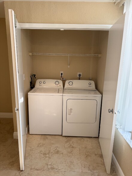 Building Photo - 2871 N Oakland Forest Dr