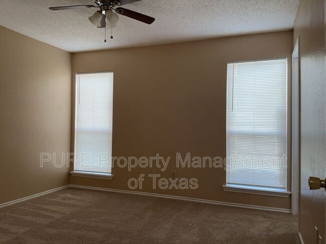 Building Photo - 2028 Redwing Way