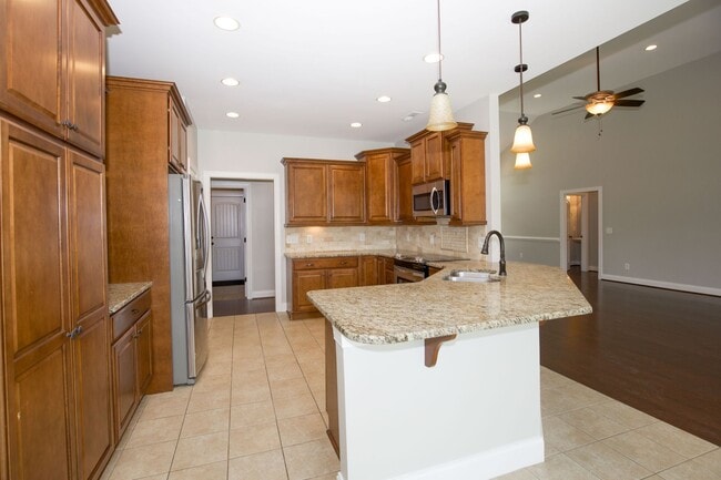 Building Photo - Woodlake Home