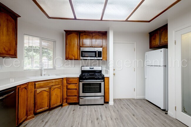 Building Photo - 3 Bedroom/2 Bath Home in San Lauren - $2150 per month!