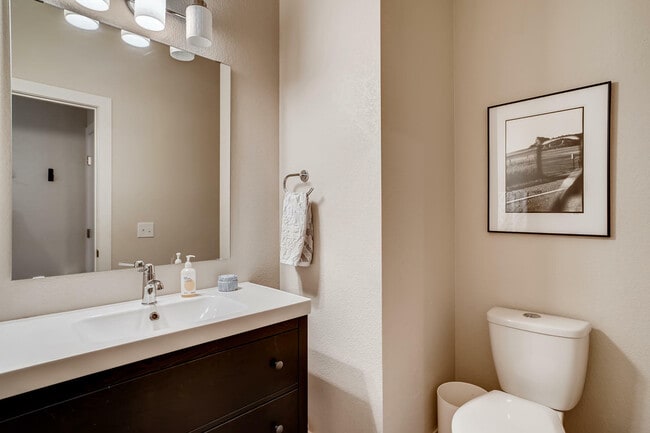 Building Photo - 534 S Lincoln St