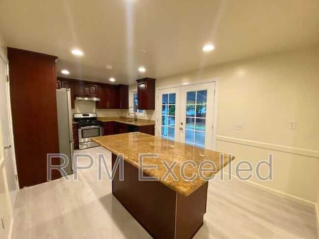 Building Photo - 3216 S 208th St