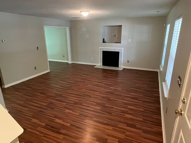 Building Photo - Great 3 Bed, 2.5 Bath house in University ...