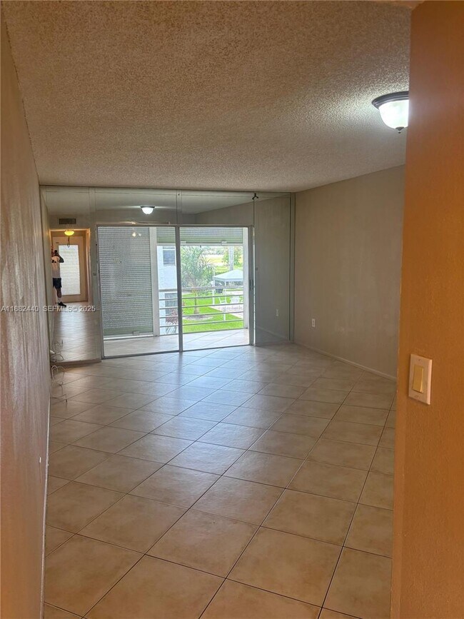 Building Photo - 3000 Sunrise Lakes Dr W