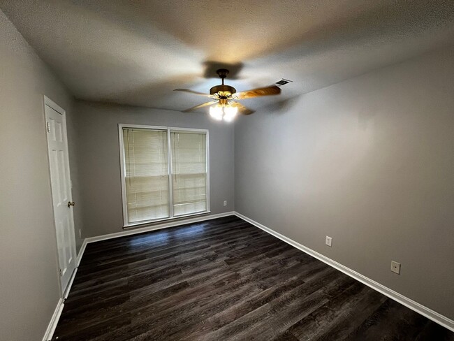 Building Photo - Welcome to this spacious 3-bedroom, 2-bath...