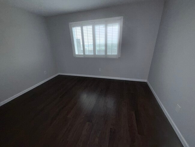 Building Photo - 533 Bustos Pl