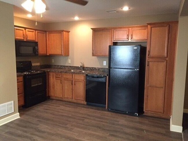 Building Photo - 2 Bedroom 2.5 Bath Townhouse