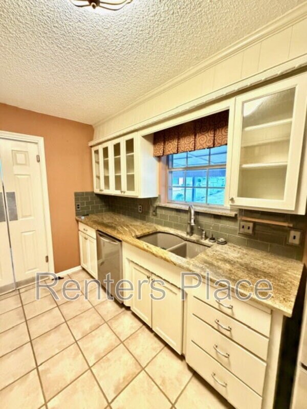 Building Photo - 5724 E 65th Pl