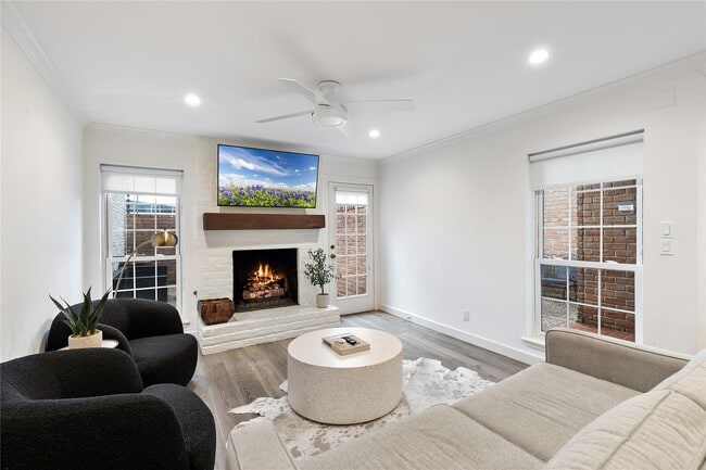 Building Photo - 3139 Bissonnet St