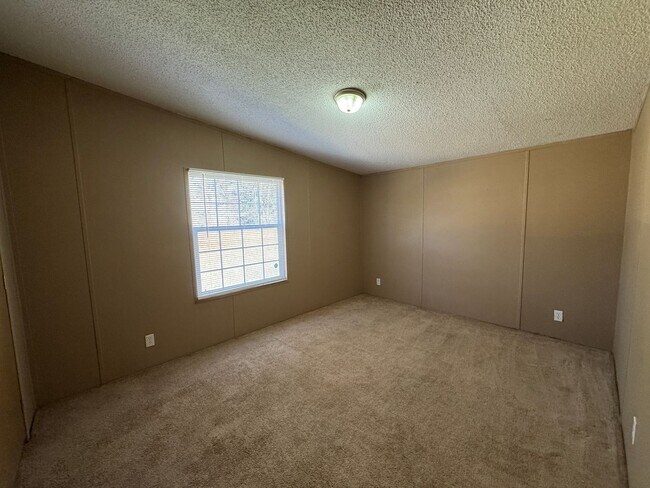 Building Photo - AVAILABLE TO SHOW!