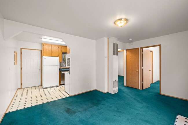 Building Photo - Spacious 2bedroom 1 bath in well maintained 4 Plex!