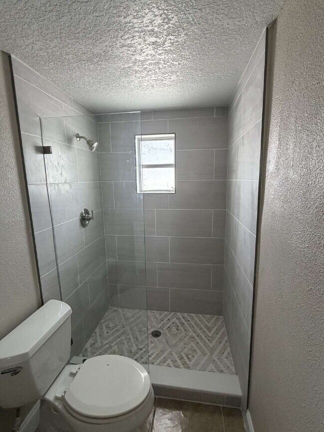 Building Photo - Beautiful 2 bed, 2 updated baths home in the sought-after boating community of Gulf Harbors.