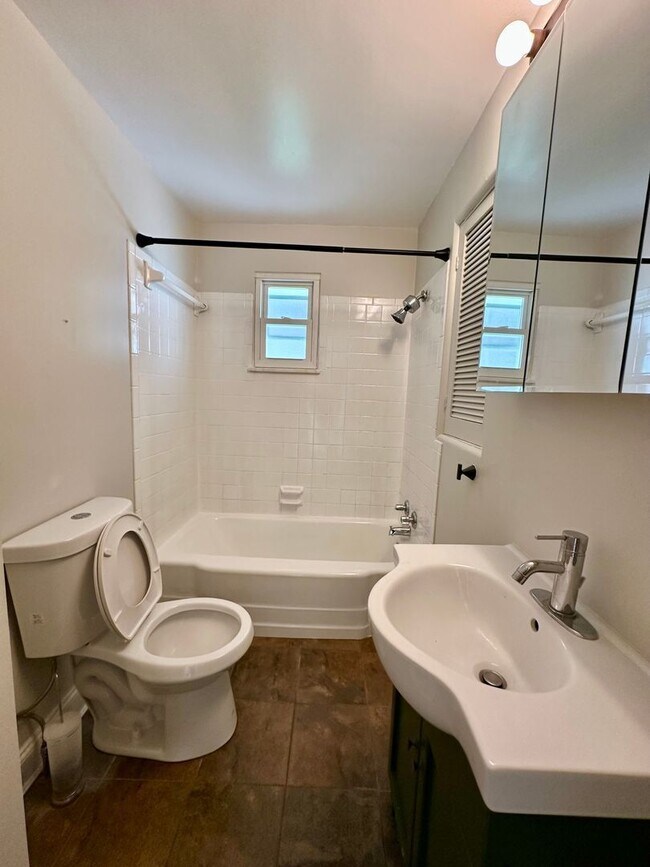 Building Photo - 208 Bridge St