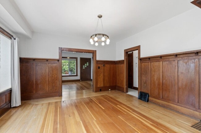 Building Photo - 4Bd/2Ba Seattle Home