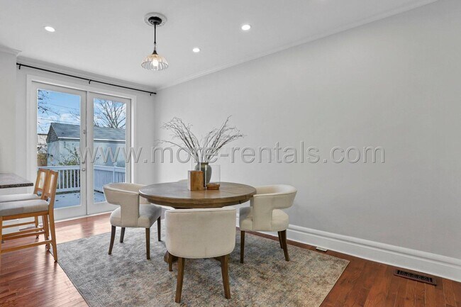 Building Photo - Stunning and move-in ready 3 bdr house