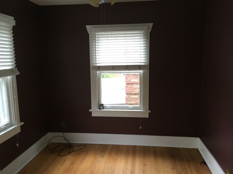 Small bedroom. - 945 Washington St