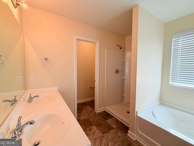 Building Photo - 18 Everett Cir SE